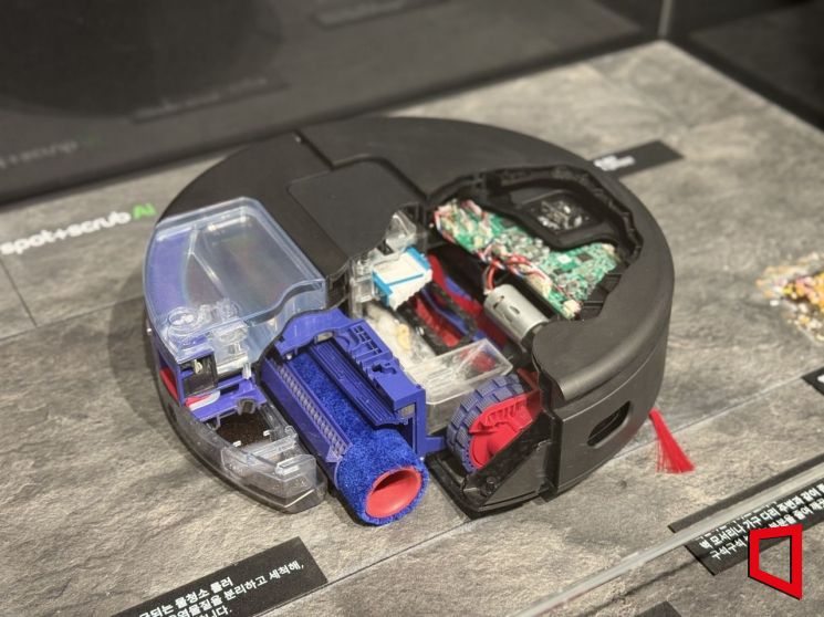 다이슨 AI 로봇청소기, 중국산 독주 막으러 왔다