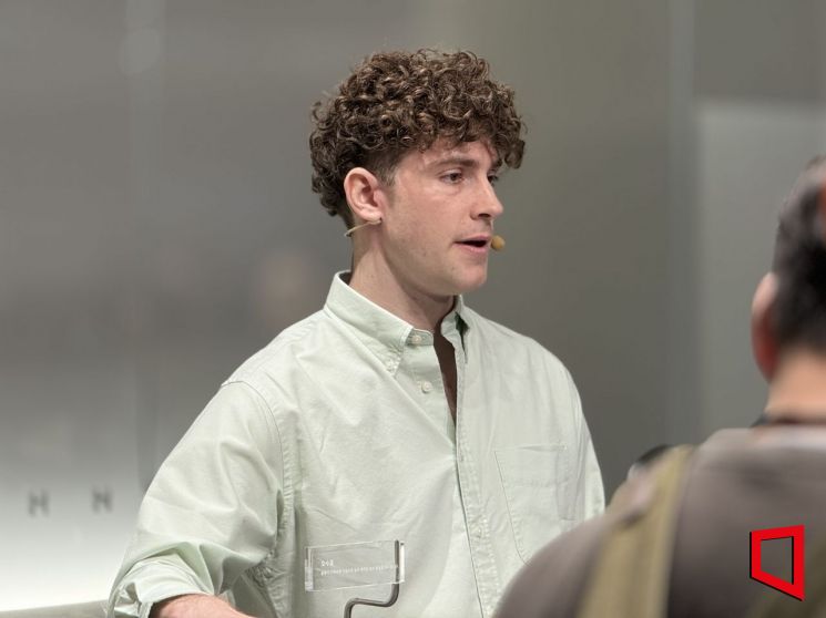 다이슨 AI 로봇청소기, 중국산 독주 막으러 왔다