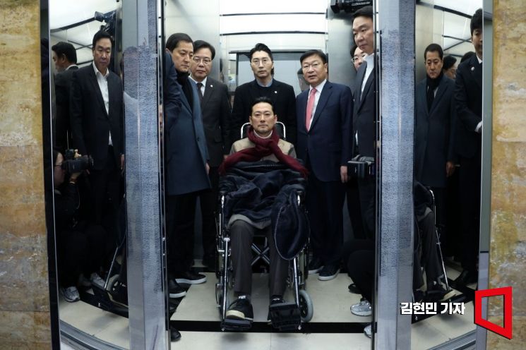 '통일교·공천헌금' 쌍특검법 수용을 촉구하며 여드레째 단식을 이어간 장동혁 국민의힘 대표가 22일 국회에서 단식을 중단하고 병원으로 이송되고 있다. 2026.1.22 김현민 기자
