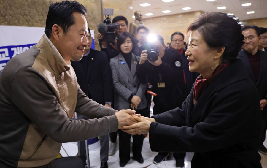 박근혜 전 대통령이 22일 국회에서 더불어민주당의 통일교·공천헌금 특검 수용을 요구하며 여드레째 단식 농성 중인 장동혁 국민의힘 대표를 방문해 대화하고 있다. 2026.1.22 김현민 기자