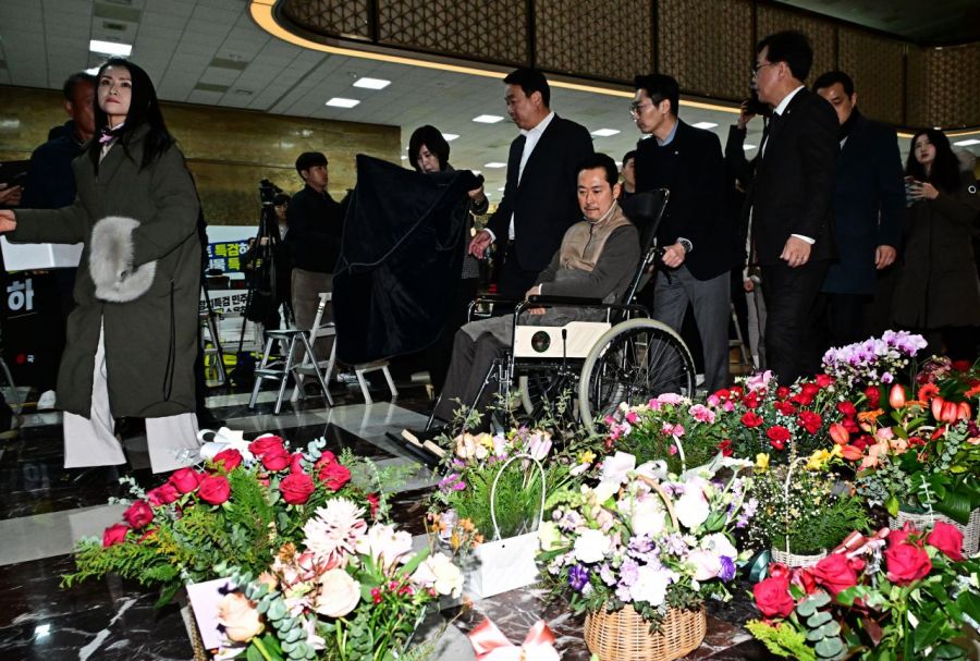 여드레째 단식을 이어오던 장동혁 국민의힘 대표가 22일 국회 로텐더홀에서 단식을 중단한 뒤 병원으로 이동되고 있다. 2026.1.22 김현민 기자