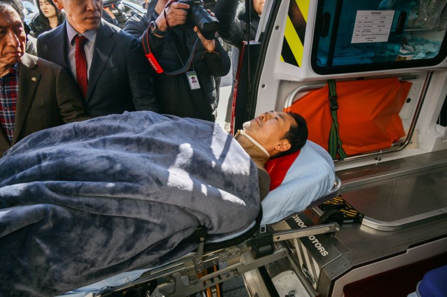 '통일교·공천헌금' 쌍특검법 수용을 촉구하며 여드레째 단식을 이어간 장동혁 국민의힘 대표가 22일 국회에서 단식을 중단하고 병원으로 이송되고 있다. 2026.1.22 김현민 기자