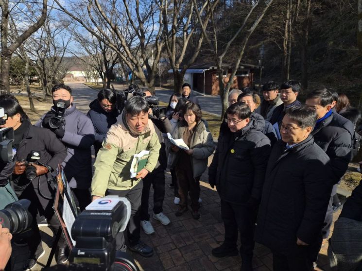 성창민 우치공원관리사무소장이 22일 오후 광주 북구 우치동물원에서 김성환 기후에너지환경부 장관과 강기정 광주시장에게 판다 입식 계획안에 대해 설명하고 있다. 송보현 기자