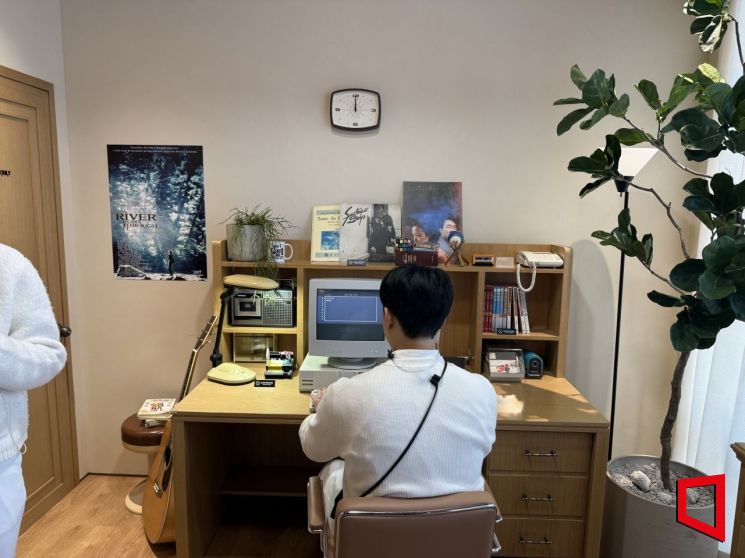 KT의 체험형 전시 공간 '온마루'에서 안내원이 PC 통신 접속을 시연하고 있다. 이명환 기자