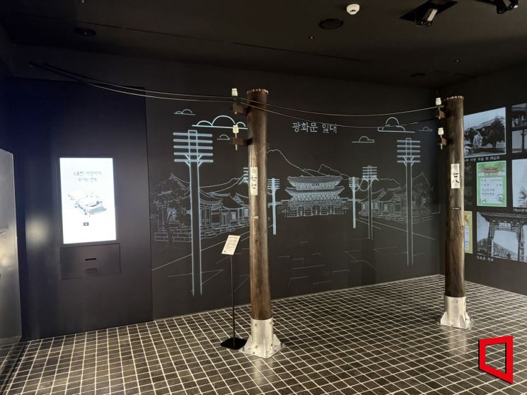 KT의 체험형 전시 공간 '온마루'에 재현된 1885년 당시 통신용 전신주. 이명환 기자
