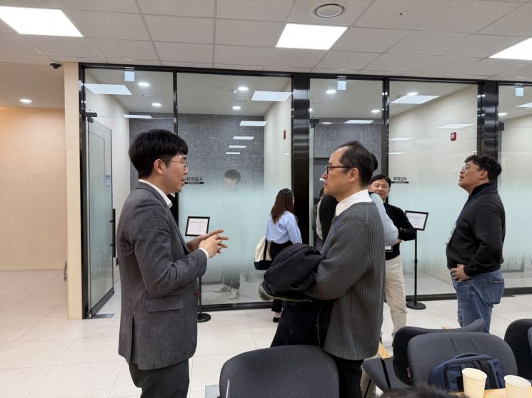 'POSTECH ICT·소재·부품·장비 딥테크 스타트업 부스터업 IR 데모데이' 행사에서 참석자들이 네트워킹을 진행하고 있다. 포스텍 창업지원팀