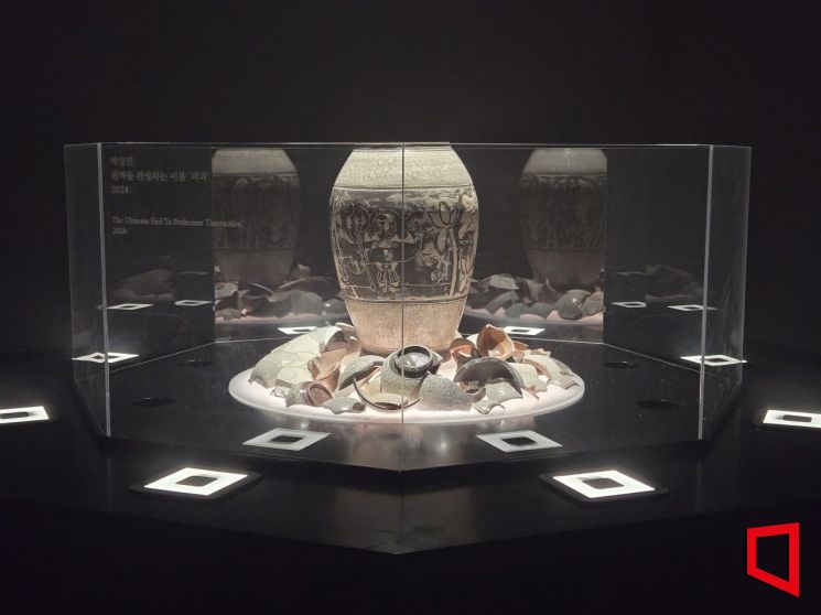 서울 종로구 인사동 아라아트센터 내 '쿠키런: 킹덤' 아트 컬래버 프로젝트 특별전에 전시된 박상진 장인의 분청사기 작품. 노경조 기자