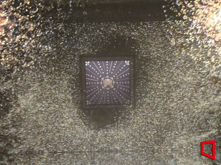 서울 종로구 인사동 아라아트센터 내 '쿠키런: 킹덤' 아트 컬래버 프로젝트 특별전에 전시된 김기호 장인의 금박장 작품. 노경조 기자