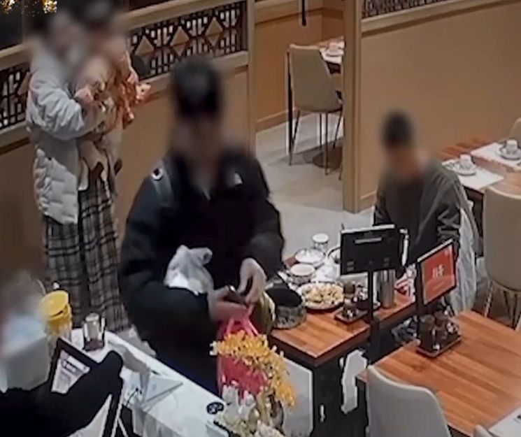 "추운데 고생 많다"며 밥값을 '턱'…혼밥 해병 도운 '천사부부' 찾는 김포시