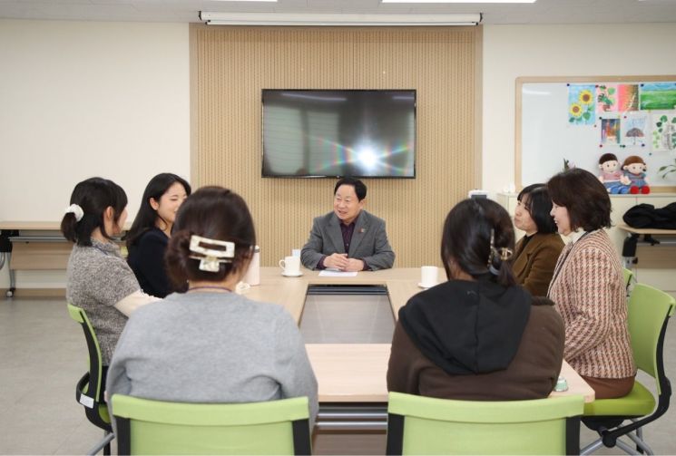 주광덕 남양주시장이 지난 22일 남양주보건소와 다산행정복지센터에서 '2026년 동계 청년 행정체험 연수'에 참여 중인 청년들을 만나 근무 경험을 듣고 의견을 청취하는 현장 소통의 시간을 갖고 있다. 남양주시 제공