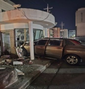 23일 오전 6시 40분쯤 경기도 의정부시 호원동의 한 아파트 단지에서 60대 남성 A씨가 몰던 스포츠유틸리티(SUV) 차량이 경비실 건물로 돌진하는 사고가 발생했다. 경기도북부소방재난본부 제공