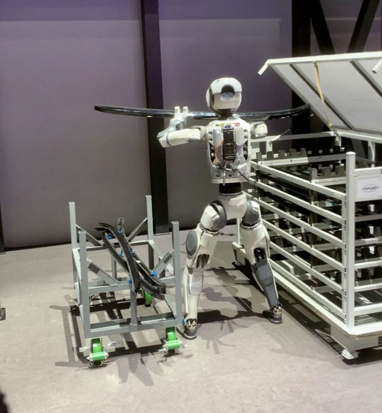 CES 2026 현대차그룹 전시관에서 휴머노이드 로봇 아틀라스가 자동차 부품을 옮기는 작업을 시연하고 있다. 사진=백종민 테크 스페셜리스트