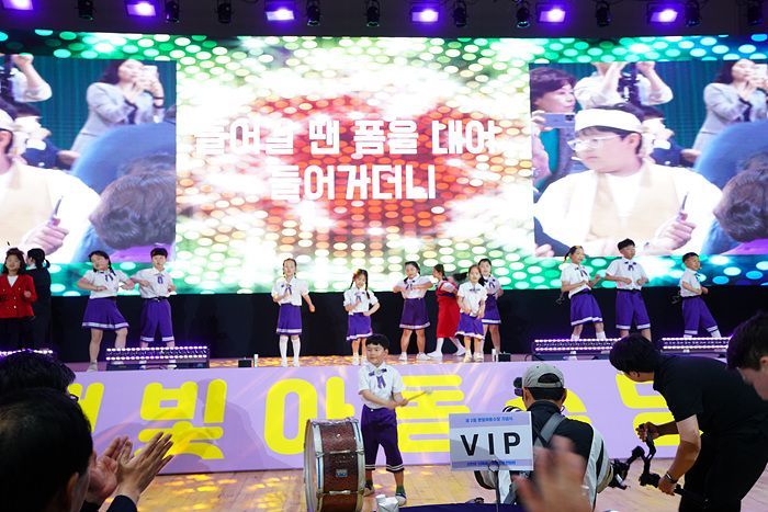 햇빛아동수당 전달식 현장. 신안군 제공