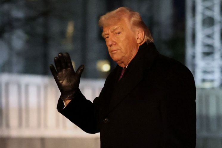 트럼프 "대규모 함대 이란 쪽으로 이동 중"…군사 개입 여지