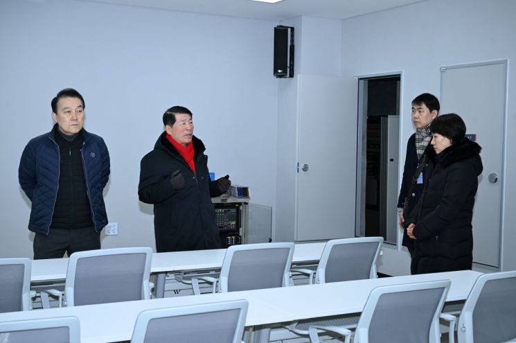 백경현 구리시장이 23일 오는 2월 개청을 앞둔 수택2동 행정복지센터 신청사를 방문해 입주시설 전반을 점검하고 있다. 구리시 제공