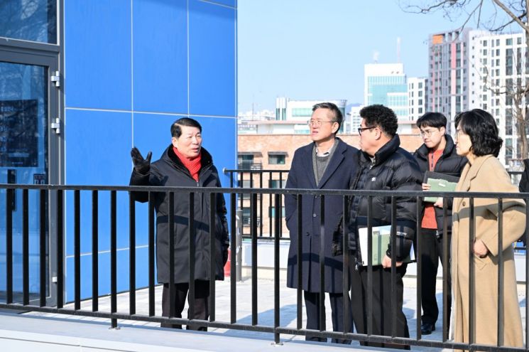 검배공영주차장 옥상 휴게공간을 점검하는 백경현 구리시장. 구리시 제공