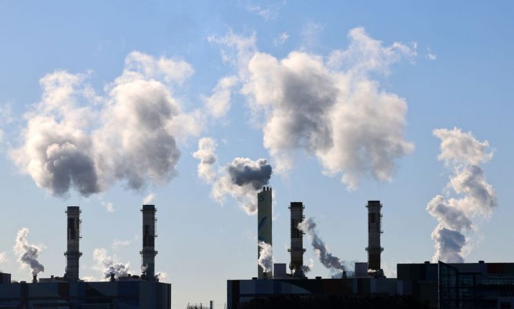 한파가 닥친 8일 인천 서구 서인천복합화력발전소 굴뚝에서 수증기가 뿜어져 나오고 있다. 연합뉴스.