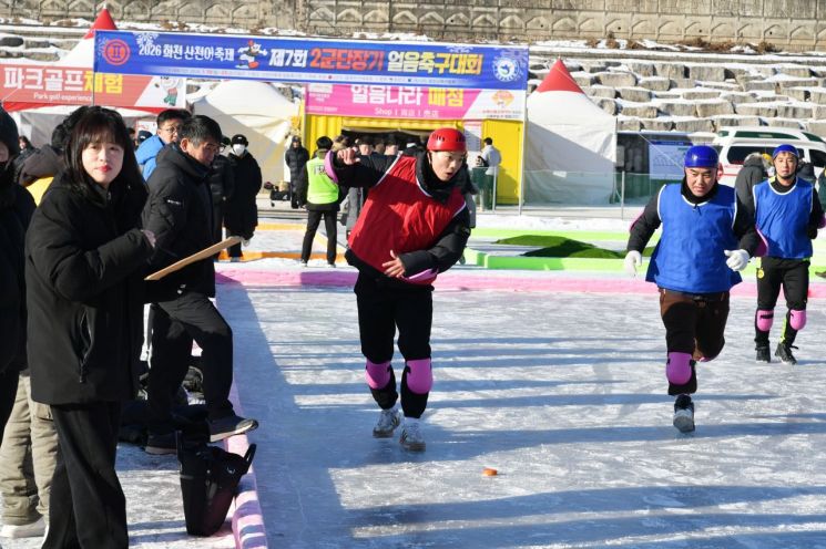 24일 화천산천어축제장 내 특설 빙판 경기장에서 '2026 산천어배 군민화합 얼음축구 대회'가 열리고 있다. 화천군 제공