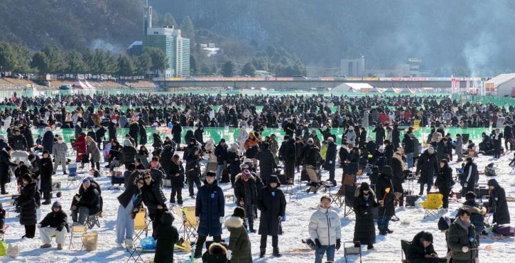 2026 화천산천어축제가 개막 15일 만인 24일 누적 관광객 100만명을 돌파했다. 24일 수많은 관광객들이 화천산천어축제를 즐기고 있다. 화천군 제공