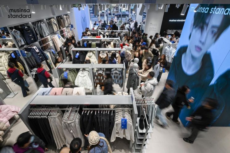 해외로 뻗는 무신사 스탠다드, 메가브랜드 상징 연매출 1兆 넘본다