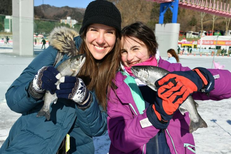 24일 주말을 맞아 화천산천어축제장을 찾은 외국인 관광객들이 얼음낚시 체험을 즐기고 있다. 화천군 제공