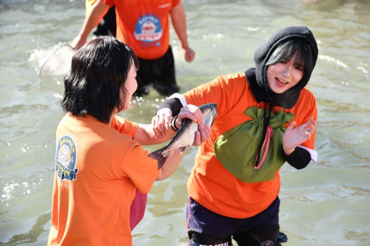 24일 주말을 맞아 화천산천어축제장을 찾은 관광객들이 추위도 잊은채 산천어 맨손잡기 체험을 즐기고 있다. 화천군 제공