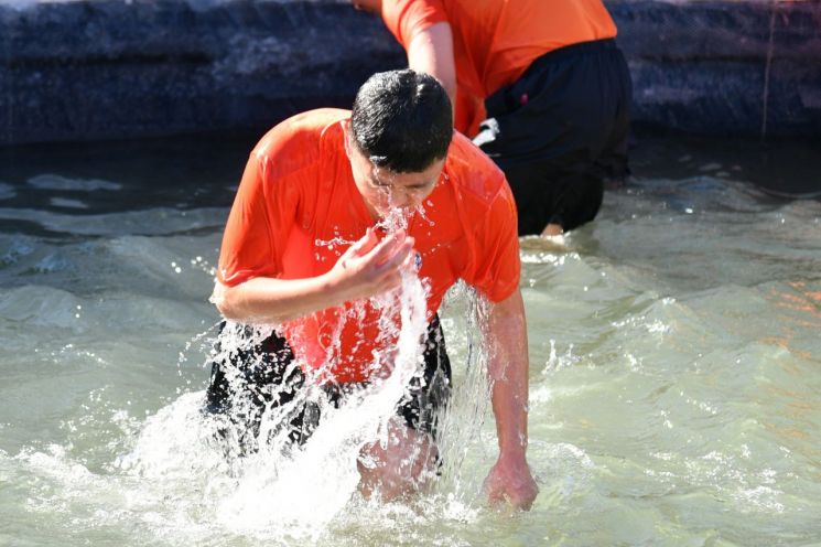 24일 주말을 맞아 화천산천어축제장을 찾은 관광객들이 추위도 잊은채 산천어 맨손잡기 체험을 즐기고 있다. 화천군 제공