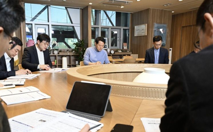 서울시는 지난 23일 ▲경제 ▲민생 ▲청년 ▲디지털 분야에 대한 '2026 신년업무보고'를 진행해 서울시 공문서 개편 전략을 논의했다. 사진은 업무보고를 받고 있는 오세훈 서울시장. 서울시
