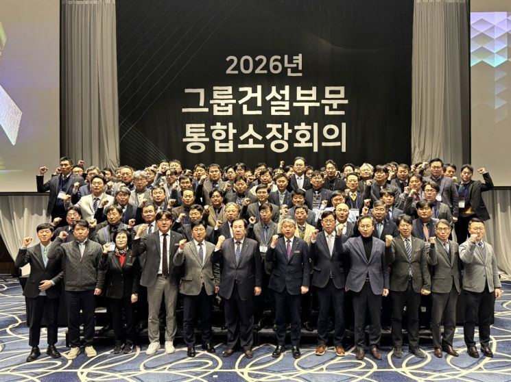 우오현 SM그룹 회장이 23일 그룹 건설부문 계열사 대표이사 및 현장소장들과 함께 강원 강릉시 호텔탑스텐에서 열린 '2026년 그룹건설부문 통합소장회의'에서 기념촬영을 하고 있다. SM그룹