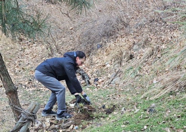 영하 날씨에 산속에서 땀 뻘뻘 흘리는 외국인 남성, 뭐 하는지 봤더니