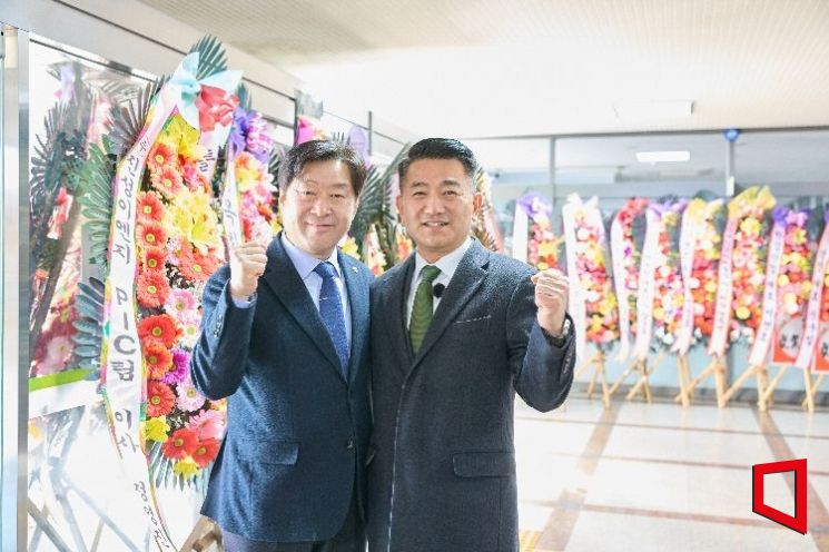 황명선 민주당 최고위원이 서원 논산시의원 출판기념회에 참석해 서 의원과 포즈를 취하고 있다.