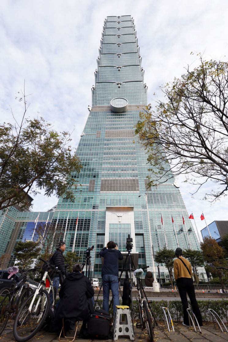 직접 보려는 사람들 '바글바글'…넷플릭스 생중계된 '맨몸 빌딩 오르기'