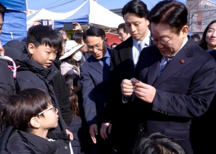 '두쫀쿠' 선물 받은 李 대통령…"두바이에서 왔나, 정말 희한해"