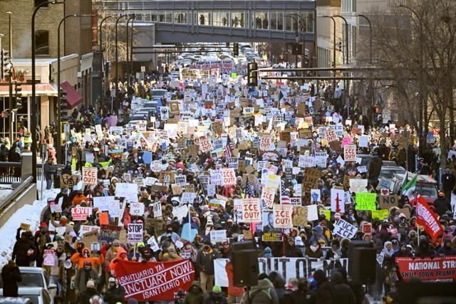 23일(현지시간) 미국 미네소타주 미니애폴리스에서 이민세관단속국(ICE)의 이민단속에 반대하는 시위대가 행진하고 있다. UPI연합뉴스