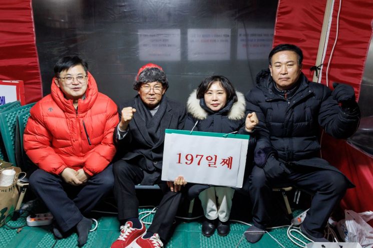 소각장반대투쟁을 이어가고 있는 마포주민지원협의체 주민감시단의 노고를 격려하는 박강수 마포구청장(왼쪽 두 번째). 마포구 제공.