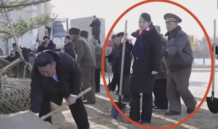 백두혈통에 손을 댔다고?…김정은 딸 건드리는 장면, 그대로 방송