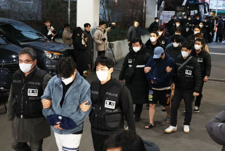 캄보디아 범죄조직의 범행에 가담했다가 국내로 강제 송환 후 압송된 한국인 피의자들이 지난달 23일 오후 부산 동래경찰서에 도착해 호송차에서 내리고 있다. 연합뉴스