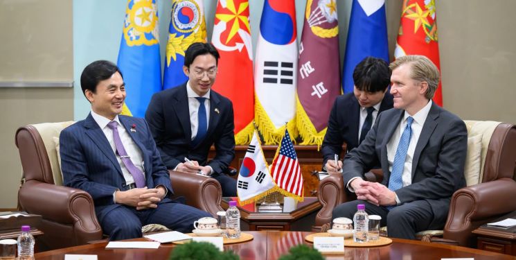 안규백 국방부장관은 26일 오전 국방부를 방문한 엘브리지 콜비 미 전쟁부 정책차관을 만나  한반도 안보정세, 핵추진잠수함, 전작권 전환 등 한미동맹 현안에 대해 논의를 나누었다. (사진제공=국방부)