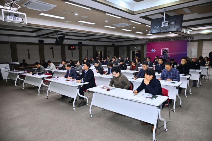 속초시가 26일 시청 종합민원실 5층 대회의실에서 이병선 속초시장과 관계부서 공무원 등이 참석한 가운데 '속초시 스마트도시계획(2027~2031) 수립 용역' 착수보고회를 개최하고 있다. 속초시 제공