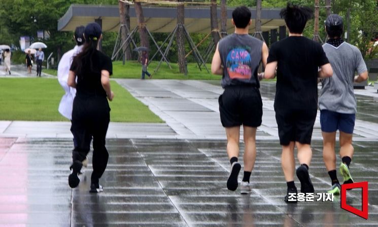 "우리 무시하지 마" 점점 강해진다…2030 유행 '흡수'해 트렌드 키우는 큰 손들