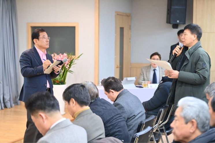 이현재 하남시장은 26일 미사3동 행정복지센터에서 열린 '미사3동 주민과의 대화'에서 한 시민으로부터 질의를 받고 있다. 하남시 제공