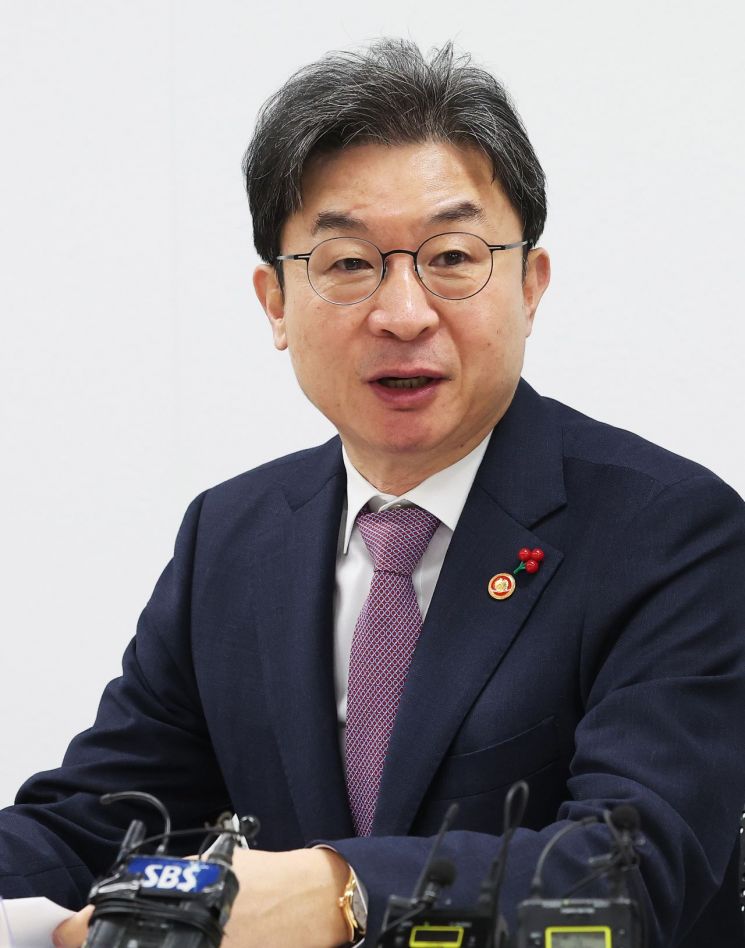 올해 첫 은행연합회 정기 이사회...이억원 금융위원장과 '생산적금융' 논... - 뉴스 썸네일 이미지