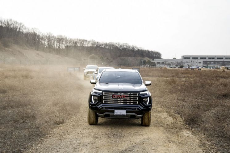 在 GMC 品牌日上公开的 Canyon 越野试驾场景。GMC 提供