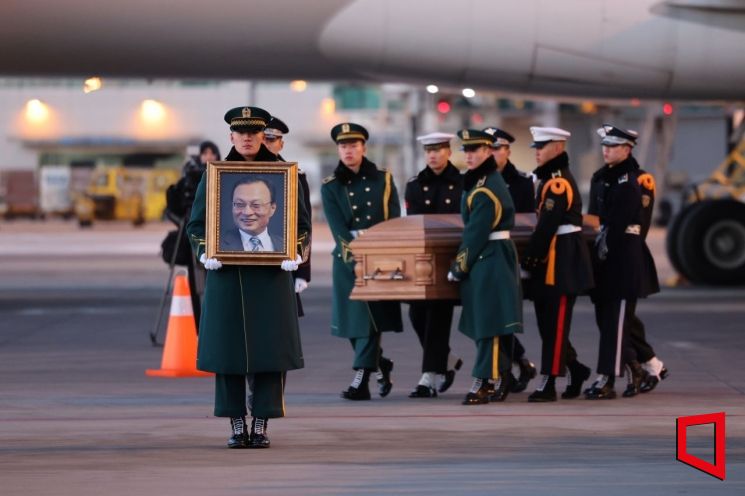 돌아온 이해찬, 김민석·정청래 영접…닷새간 사회장 진행