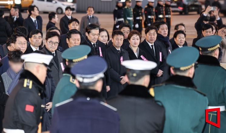 돌아온 이해찬, 김민석·정청래 영접…닷새간 사회장 진행