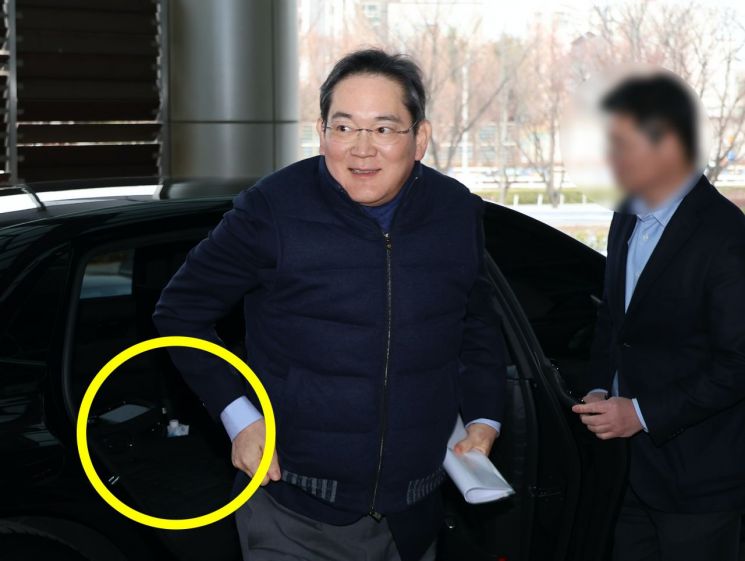 "또 품절되겠네"…이재용 회장 車 안에서 포착된 음료 화제