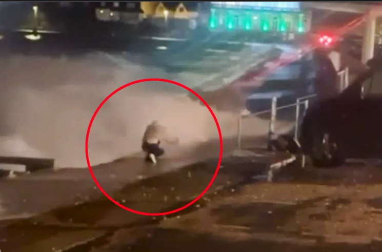 폭풍 '잉그리드'가 영국 일부 지역을 강타한 가운데, 10대 소녀가 방파제 끝에서 셀카를 찍다 거센 파도에 휩쓸릴 뻔한 아찔한 순간이 포착됐다. THE SUN