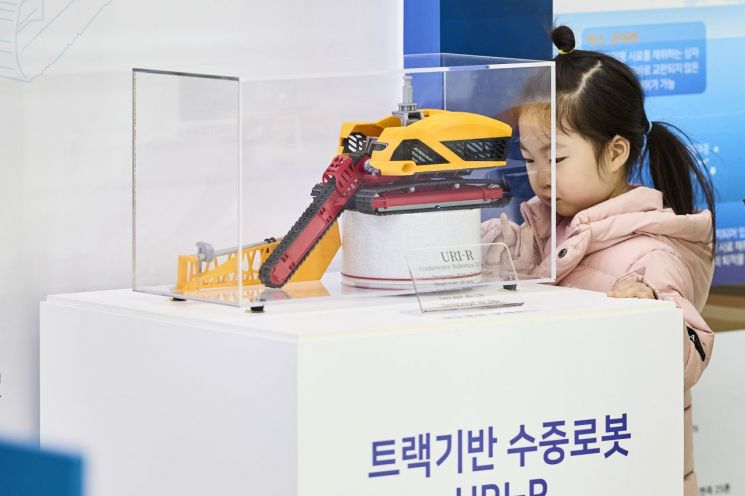 ‘수중건설로봇’ 모형. 국립부산과학관 제공