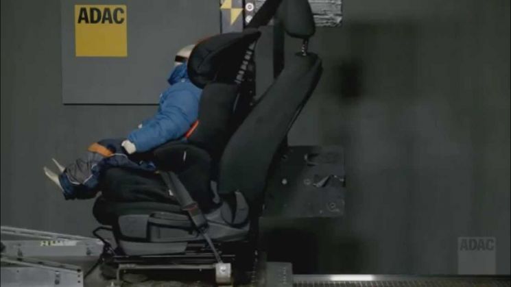 "패딩 입고 운전하지 마" 경고한 자동차 전문가…독일 실험결과 보니