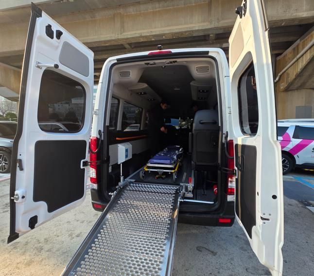 부산시가 지자체 최초로 도입한 두리발 와상장애인 이동지원서비스 차량.